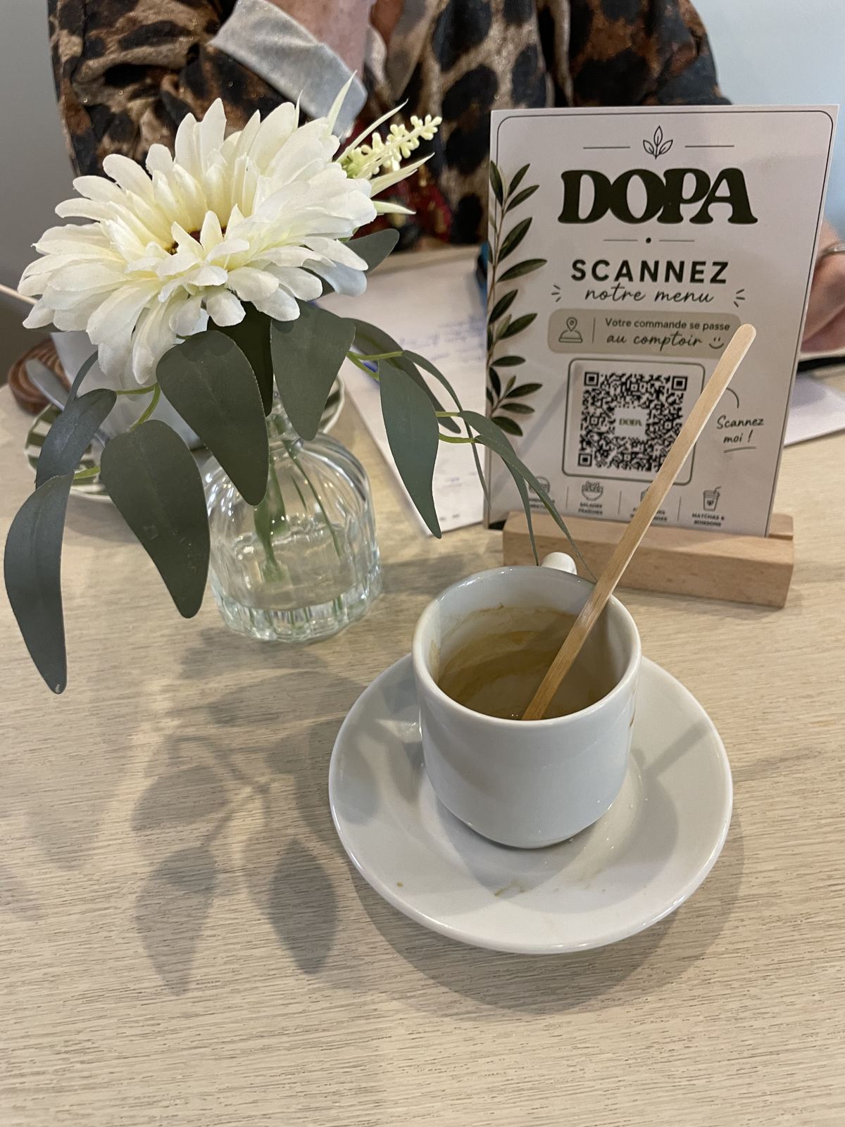 Café et menu QR code sur table