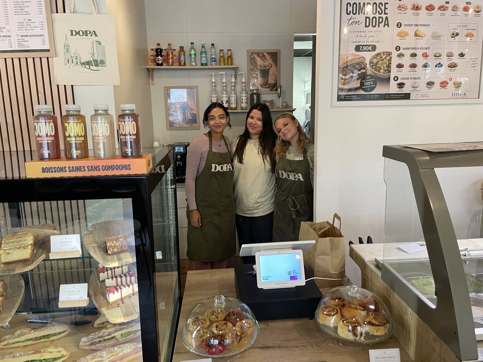 L'équipe de DOPA derrière le comptoir