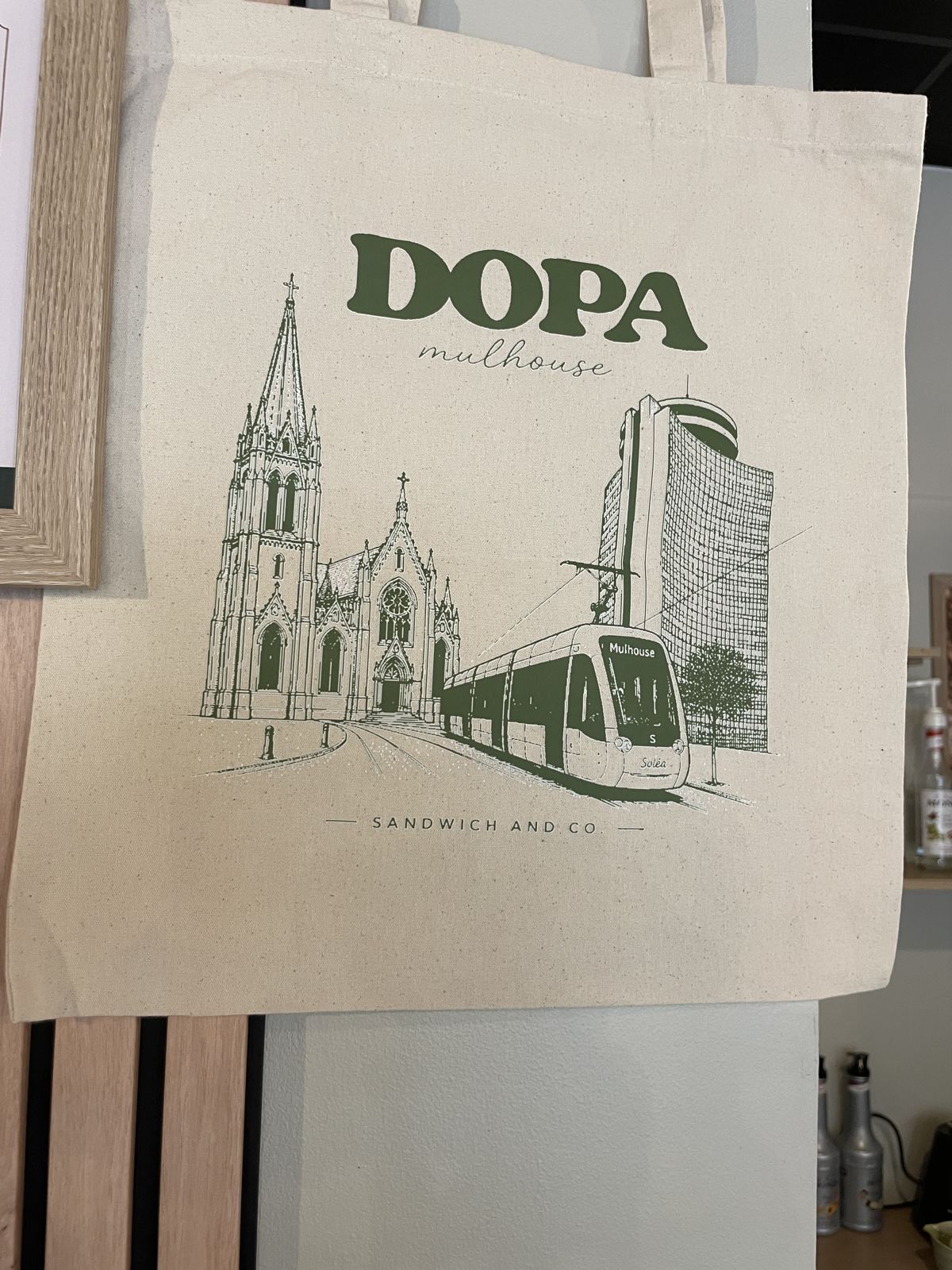 Tote bag DOPA Mulhouse avec le temple Saint-Étienne et le tram