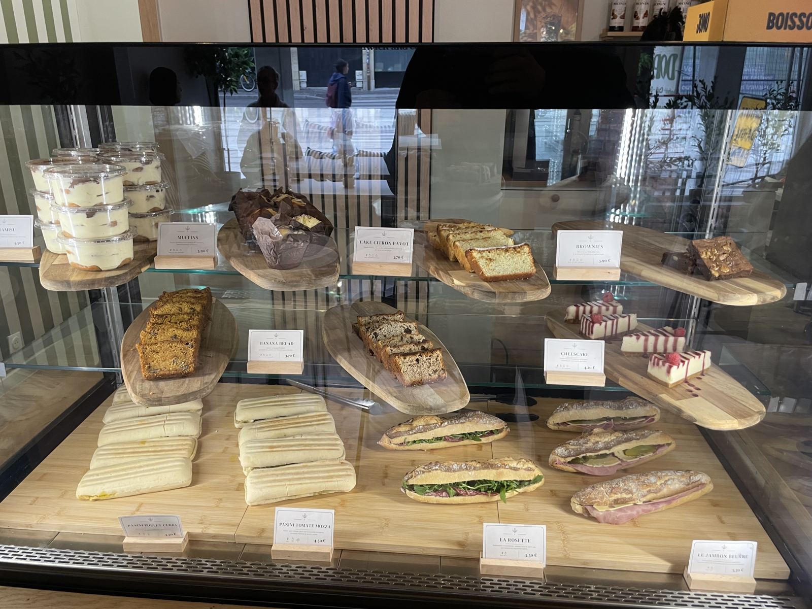 Vitrine de pâtisseries et sandwichs DOPA